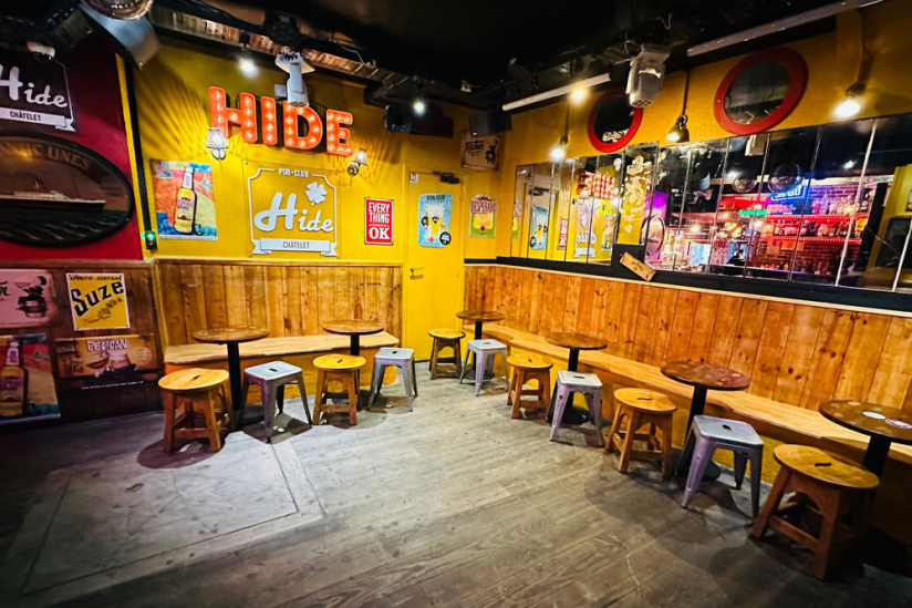 Un lieu de fête énorme : un pub / une discothèque et même un speakeasy-bar caché dans une chapelle souterraine