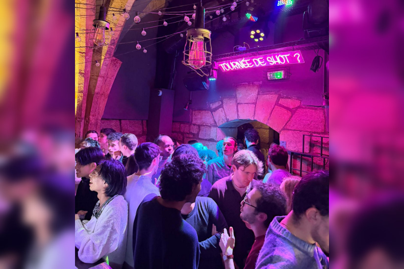 Un lieu de fête énorme : un pub / une discothèque et même un speakeasy-bar caché dans une chapelle souterraine