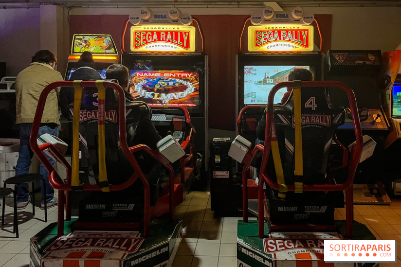レトロゲーム博物館：年代物のビデオゲームやピンボールマシンの