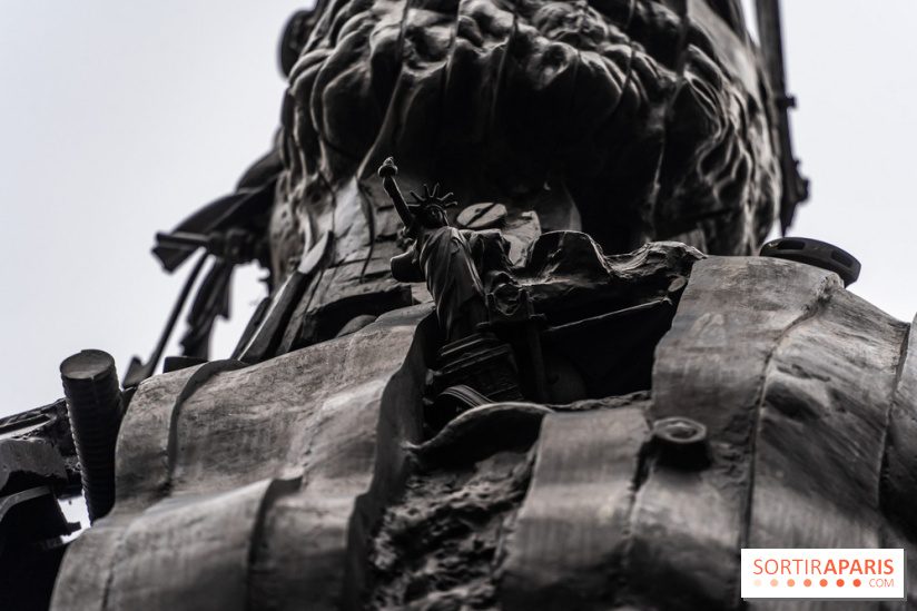 Le Centaure de César à Paris et sa statue de la Liberté miniature -  A7C0235