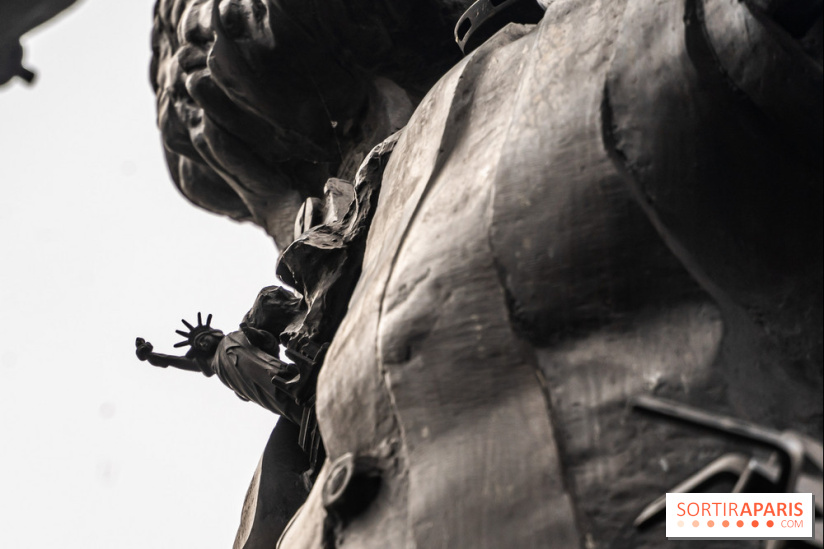 Le Centaure de César à Paris et sa statue de la Liberté miniature -  A7C0244