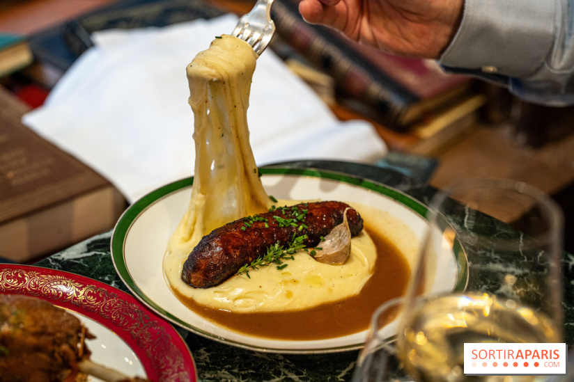 Le Bistro des Livres, le restaurant français pour les amoureux des bouquins -  saucisse purée aligoté 
