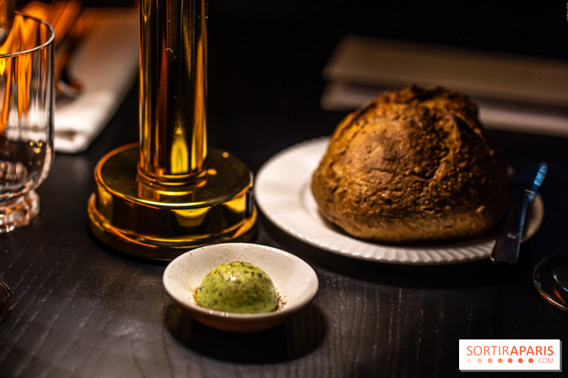 Monsieur Claude, le restaurant par Danny Khezzar à Rueil dans le 92 - pain et beure à l'ail des ours