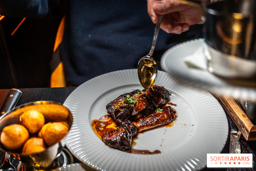 Monsieur Claude, le restaurant par Danny Khezzar à Rueil dans le 92 - L'ONGLET DE LA MAISON METZGER Onglet de bœuf, laquage du Chef, échalote confite, sésame au kimchi, jus de bœuf à l'échalote, et pomme dauphine maison