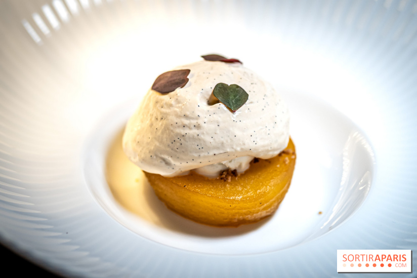 Monsieur Claude, le restaurant par Danny Khezzar à Rueil dans le 92 - LA POMME AU FOUR Pomme rôtie au four, praliné pistache, crumble, glace verveine, siphon vanille brûlée, Oxalis