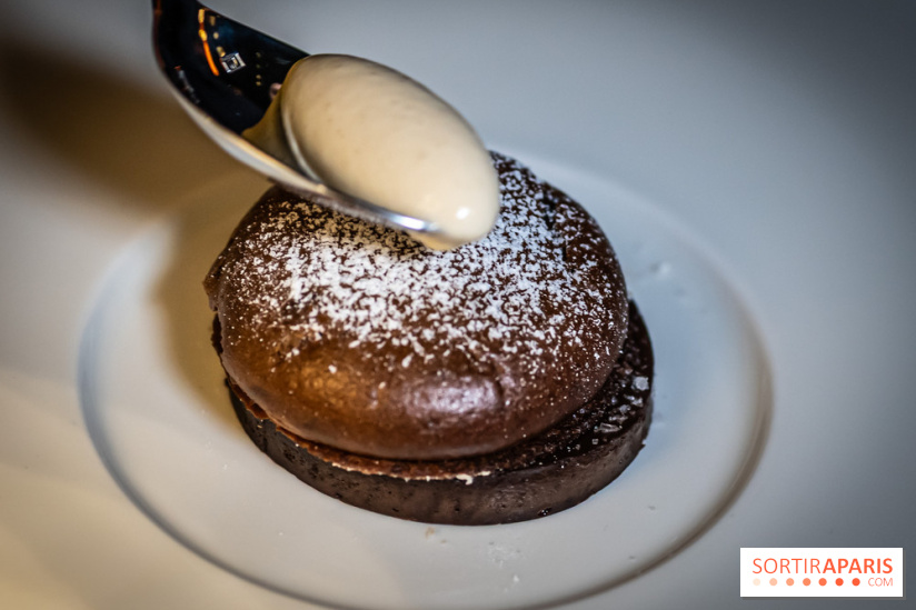Monsieur Claude, le restaurant par Danny Khezzar à Rueil dans le 92 - TARTE SOUFFLÉ CHOCOLAT Tarte soufflé au chocolat, praliné shitaké, ganache chocolat, siphon Kasha