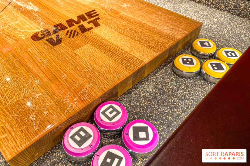 Pucks, l'enseigne de shuffleboard à Poissonnière
