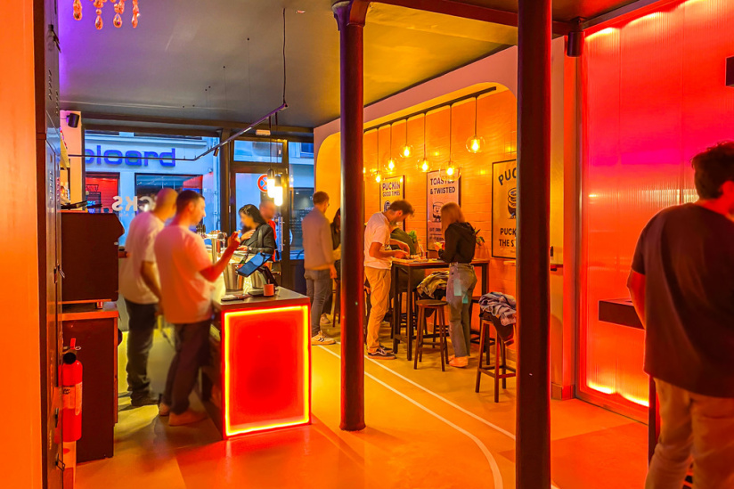 Pucks, l'enseigne de shuffleboard à Poissonnière - IMG 4445