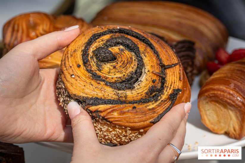 La boulangerie de Christophe Louie lance les nouvelle viennoiseries folles d'Anthony Nguyen - roulé sésame noir