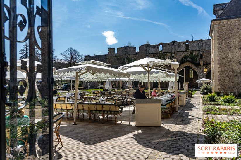 Les Chasses, le restaurant insolite avec une superbe terrasse à l'Abbaye des vaux de Cernay dans les Yvelines