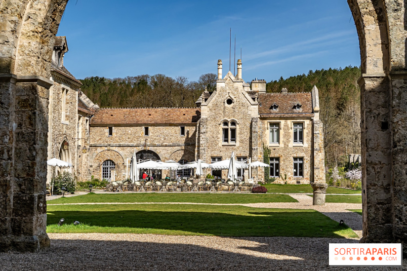 Les Chasses, le restaurant insolite avec une superbe terrasse à l'Abbaye des vaux de Cernay dans les Yvelines