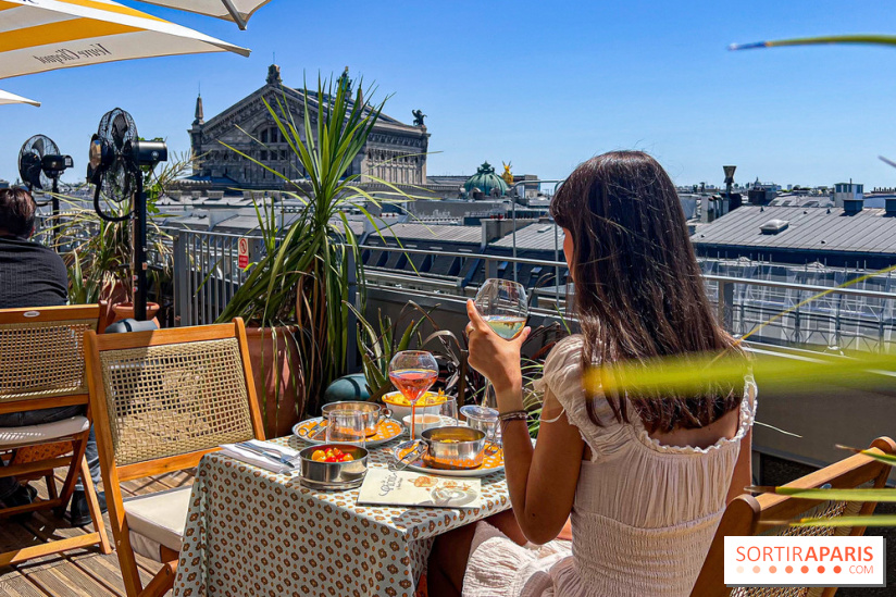 La terrasse estivale du Printemps Haussmann 2025 avec vue sur Paris et la Tour Eiffel  - image00021