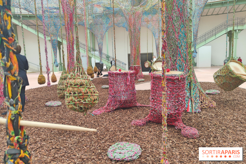 Ernesto Neto tisse une nouvelle installation monumentale gratuite au Grand Palais, nos photos