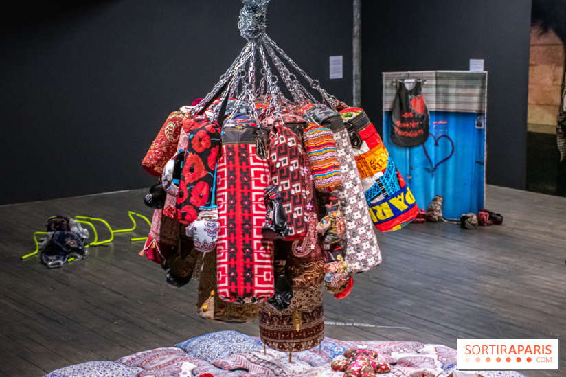 Exposition de vêtements-images de Chalisée Naamani au Palais de Tokyo