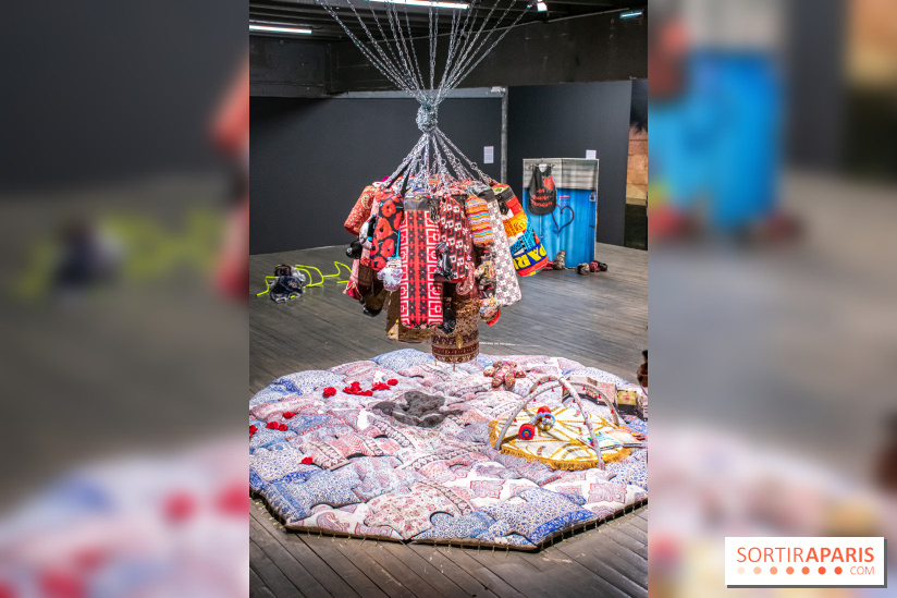 Exposition de vêtements-images de Chalisée Naamani au Palais de Tokyo