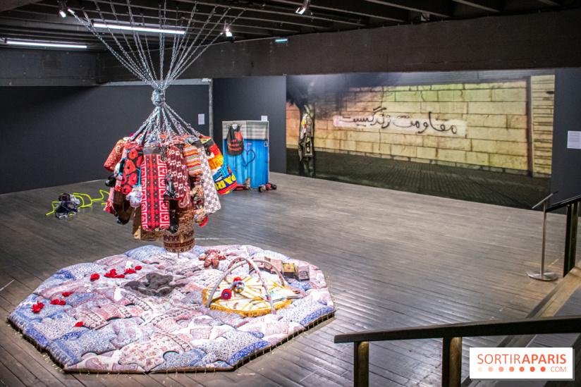 Exposition de vêtements-images de Chalisée Naamani au Palais de Tokyo