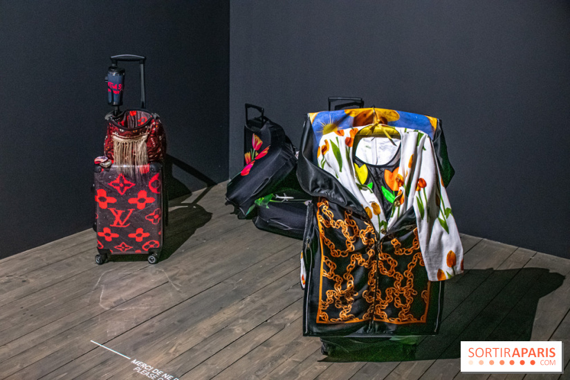 Exposition de vêtements-images de Chalisée Naamani au Palais de Tokyo