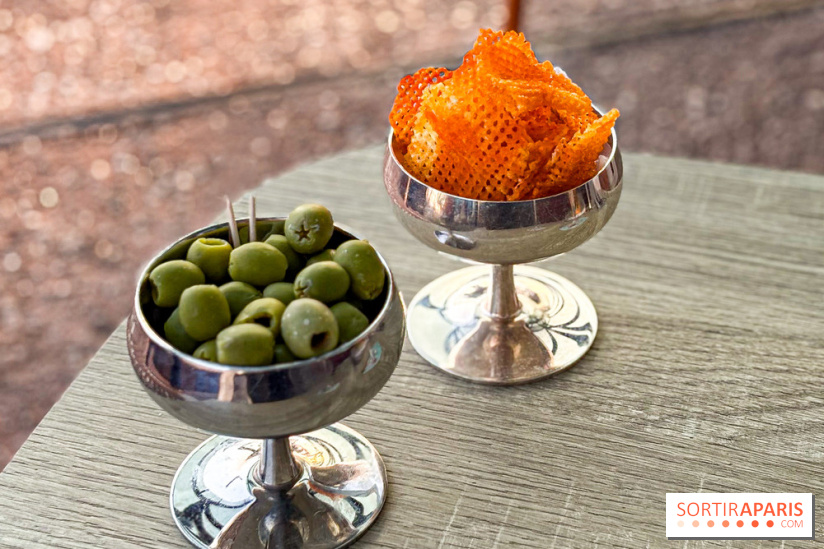 Bar Les Ombres : cocktails & tapas sur le rooftop du Musée du Quai Branly avec vue sur la tour Eiffel
