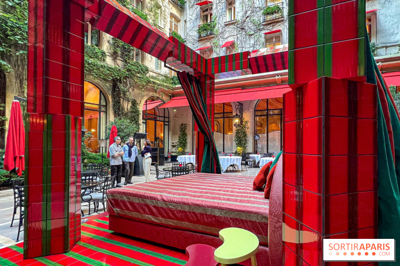 Plaza Athénée : une installation design XXL gratuite signée Uchronia exposée dans la cour du palace - 2