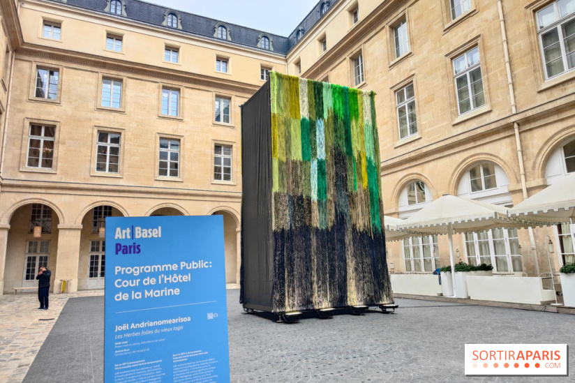 Art Basel Paris 2025 : une installation textile installée dans la cour de l'Hôtel de la Marine - fotor 1760090337078
