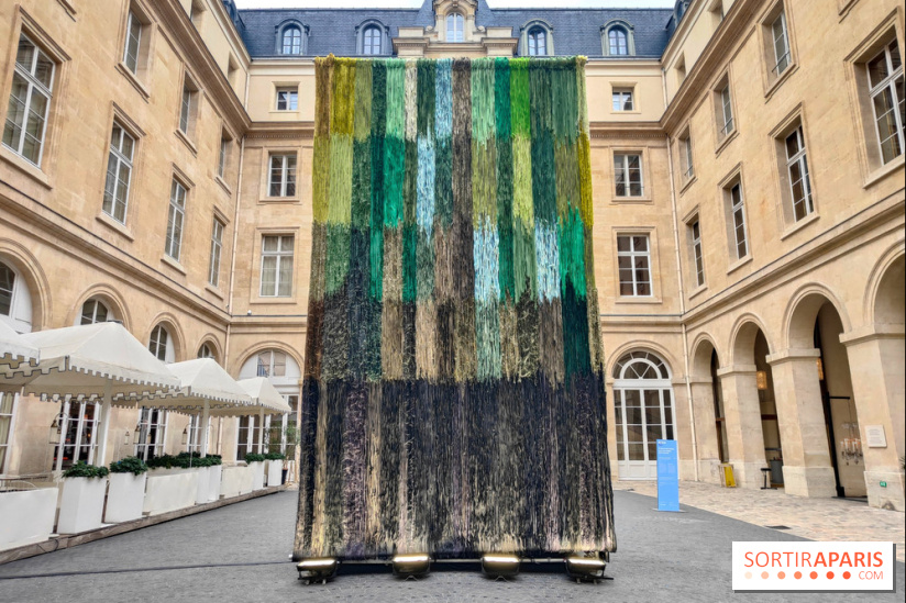 Art Basel Paris 2025 : une installation textile installée dans la cour de l'Hôtel de la Marine - fotor 1760090357522