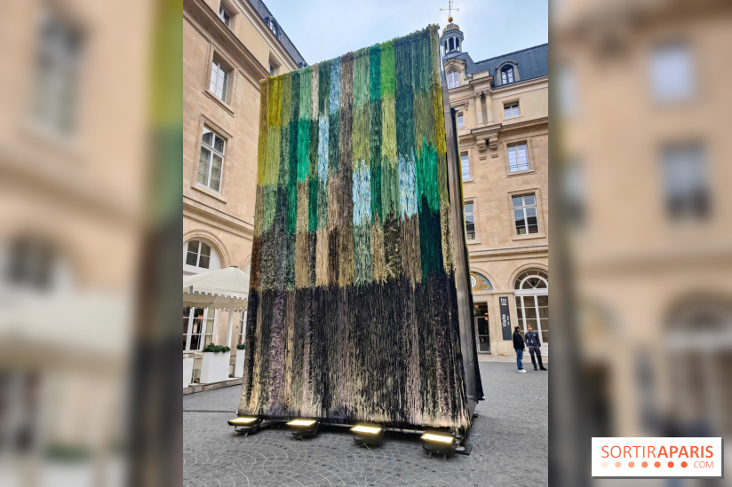 Art Basel Paris 2025 : une installation textile installée dans la cour de l'Hôtel de la Marine - fotor 1760090416841