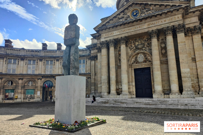 Art Basel Paris 2025 : un totem monumental installé sur le parvis de l'Institut de France