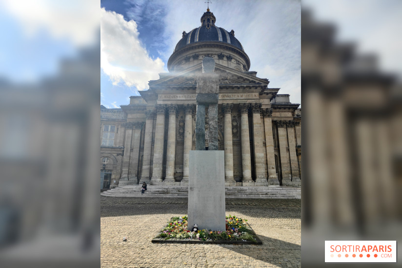 Art Basel Paris 2025 : un totem monumental installé sur le parvis de l'Institut de France