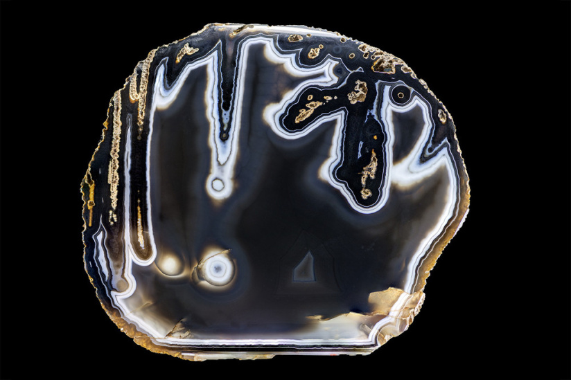 Rêveries de pierres : Poésie et minéraux de Roger Caillois  - Onyx dit Calligraphie, Paris, MNHN, collection de minéraux et gemmes, cliché François Farges 1500x1000