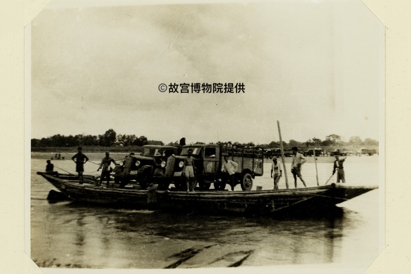 « Un siècle de conservation – de la Cité interdite au Musée du Palais » au Centre Culturel de Chine - 1 26 西迁文物车辆渡河