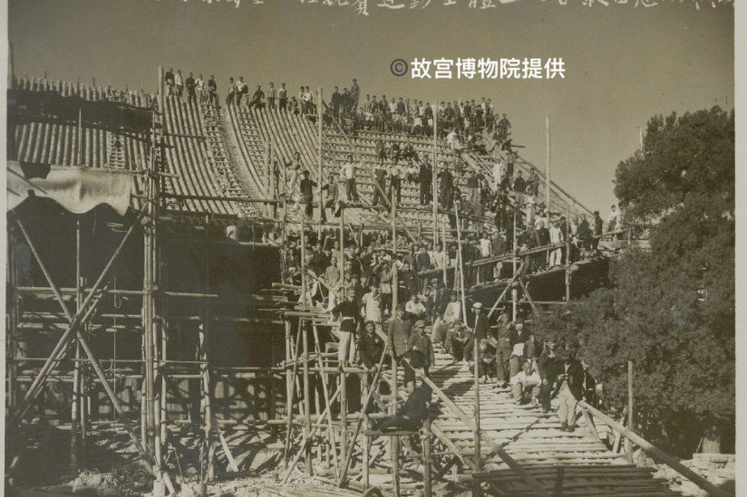 « Un siècle de conservation – de la Cité interdite au Musée du Palais » au Centre Culturel de Chine - 2 1修缮乐寿堂工程竞赛运动全体工人合影留念（1953年）