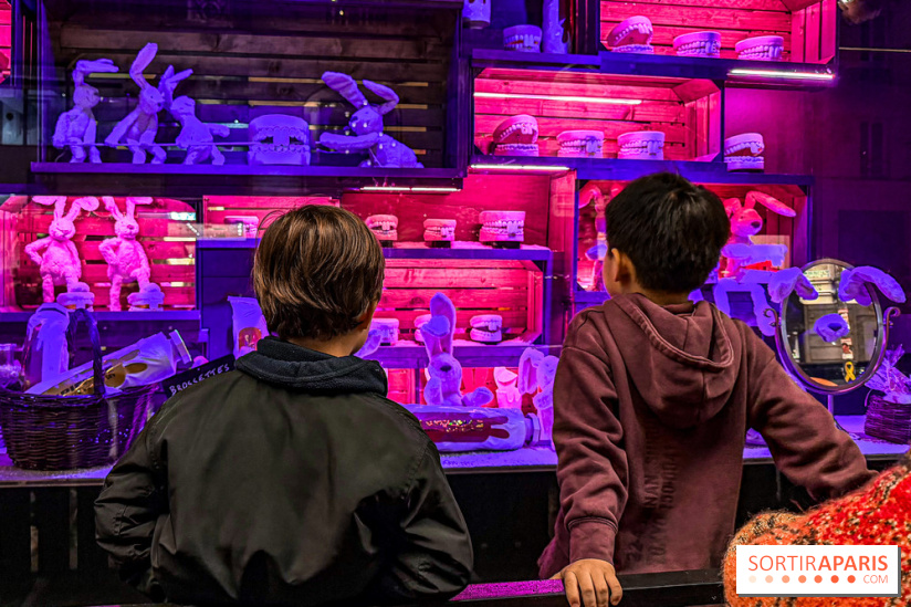 Les vitrines de Noël 2025 du Bon Marché : le grand magasin se métamorphose en (Bon) Marché de Noël