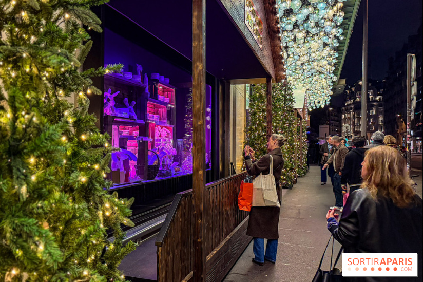 Les vitrines de Noël 2025 du Bon Marché : le grand magasin se métamorphose en (Bon) Marché de Noël