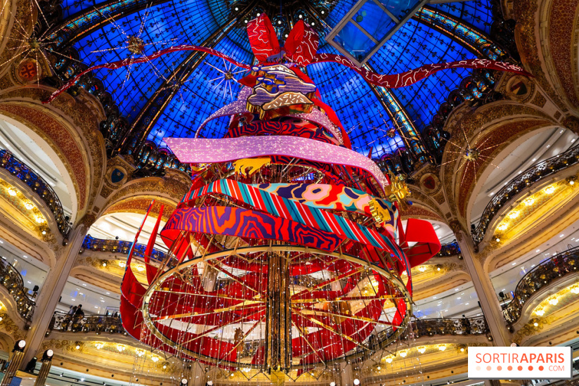 Vitrines et sapin de Noël des Galeries Lafayettes avec Clara Luciani - photos