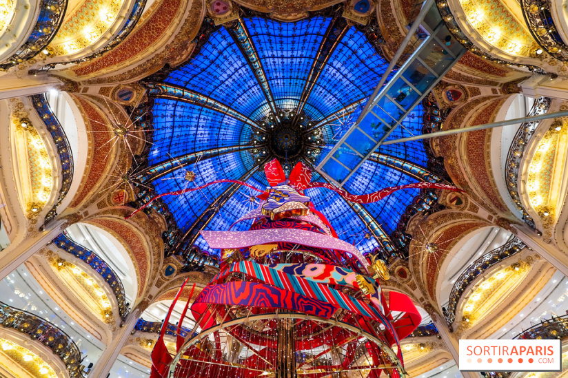 Vitrines et sapin de Noël des Galeries Lafayettes avec Clara Luciani - photos