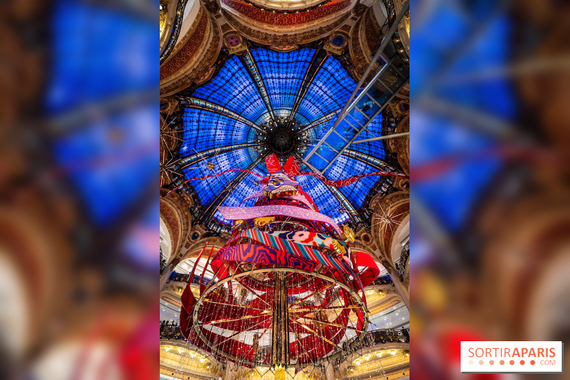 Vitrines et sapin de Noël des Galeries Lafayettes avec Clara Luciani - photos