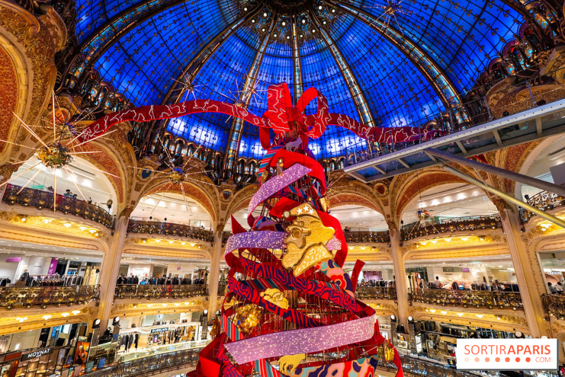 Vitrines et sapin de Noël des Galeries Lafayettes avec Clara Luciani - photos