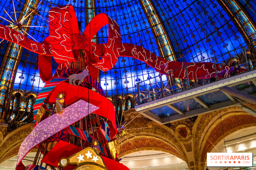 Vitrines et sapin de Noël des Galeries Lafayettes avec Clara Luciani - photos