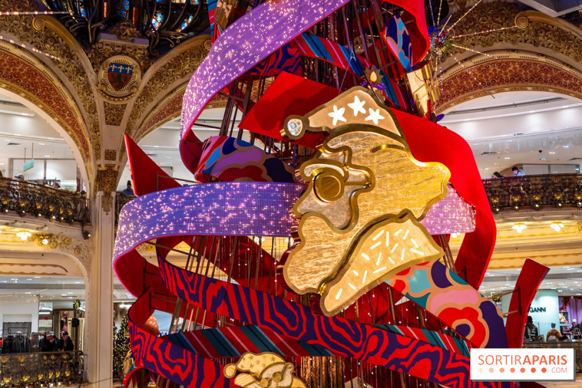Vitrines et sapin de Noël des Galeries Lafayettes avec Clara Luciani - photos