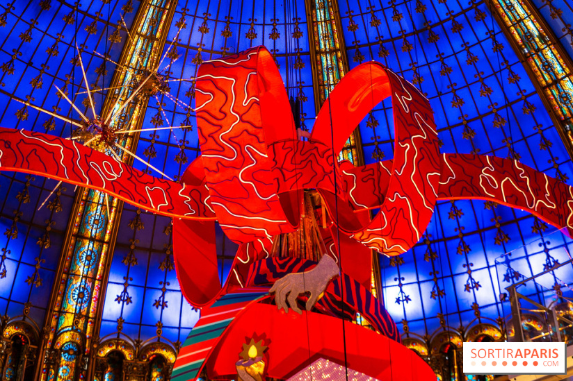 Vitrines et sapin de Noël des Galeries Lafayettes avec Clara Luciani - photos