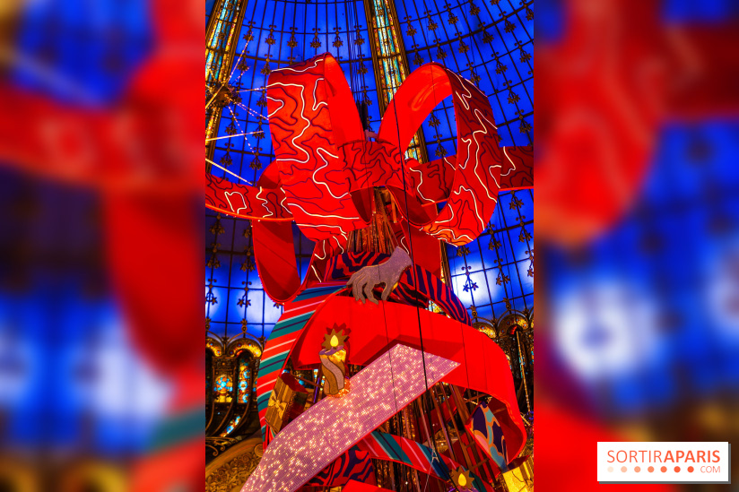 Vitrines et sapin de Noël des Galeries Lafayettes avec Clara Luciani - photos