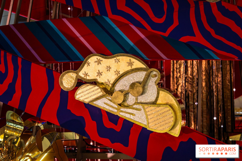 Vitrines et sapin de Noël des Galeries Lafayettes avec Clara Luciani - photos