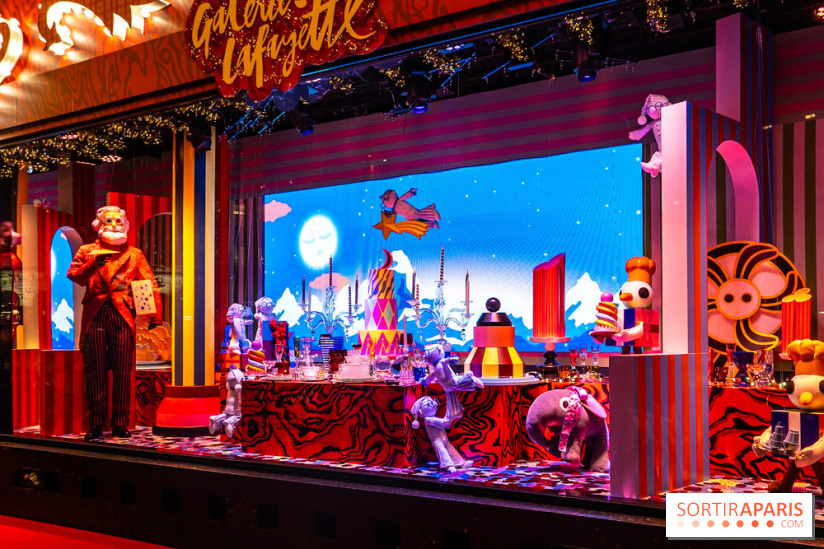 Vitrines et sapin de Noël des Galeries Lafayettes avec Clara Luciani - photos