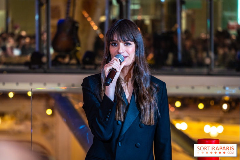 Vitrines et sapin de Noël des Galeries Lafayettes avec Clara Luciani - photos