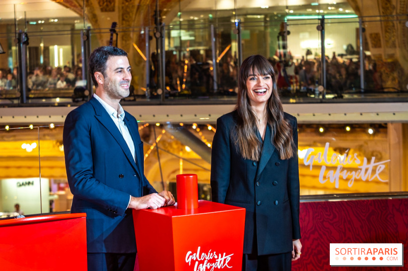 Vitrines et sapin de Noël des Galeries Lafayettes avec Clara Luciani - photos