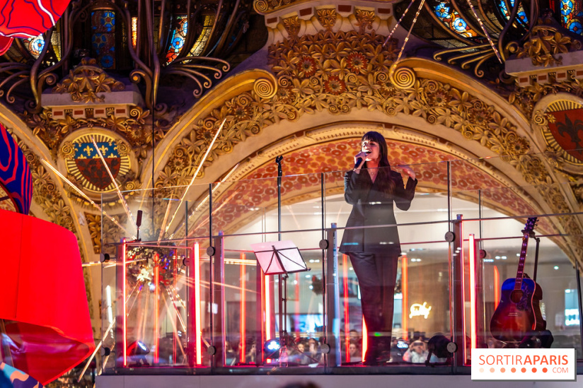 Vitrines et sapin de Noël des Galeries Lafayettes avec Clara Luciani - photos