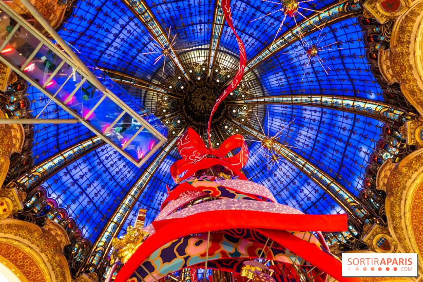 Vitrines et sapin de Noël des Galeries Lafayettes avec Clara Luciani - photos