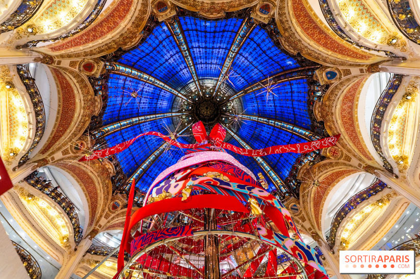 Vitrines et sapin de Noël des Galeries Lafayettes avec Clara Luciani - photos