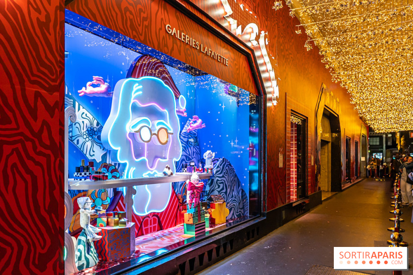 Vitrines et sapin de Noël des Galeries Lafayettes avec Clara Luciani - photos