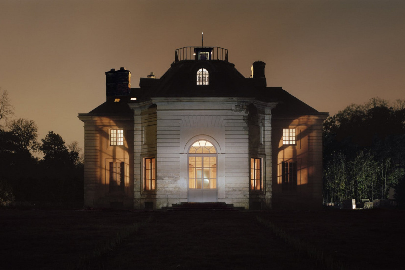 Visite théâtralisée inédite au Pavillon royal de la Muette - exterieur vue face nuit lumiere orange pavillon muette